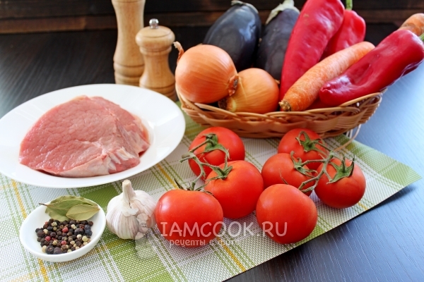 Ингредиенты для говядины с тушенными помидорами, луком и болгарским перцем