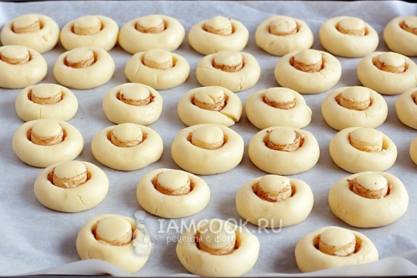 Выложить все грибочки на противень