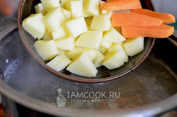 Положить картофель и морковь