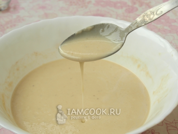 Влить молоко и размешать тесто