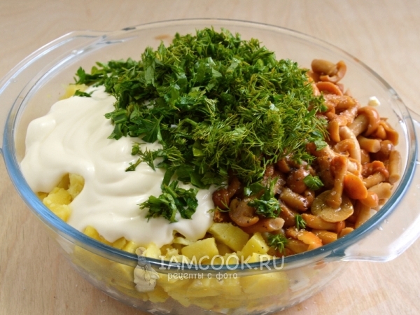 Положить зелень и майонез