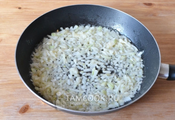 Обжарить лук