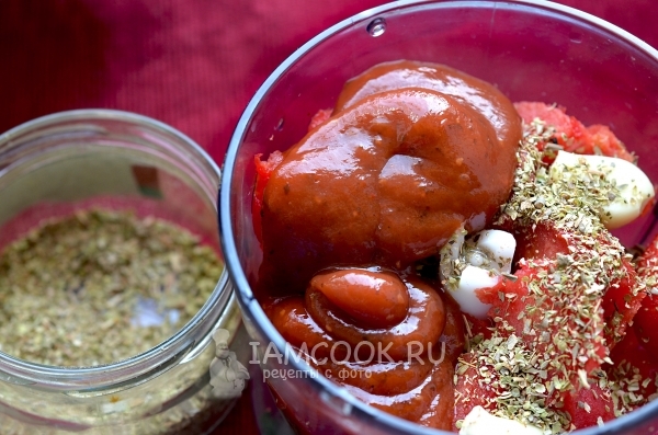 Положить соус и специи