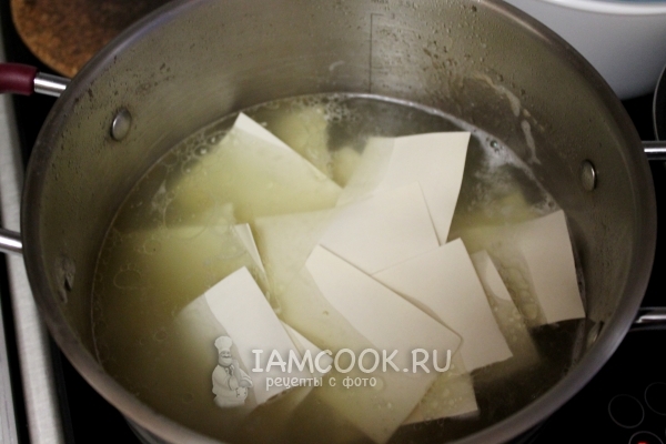 Положить лапшу в бульон
