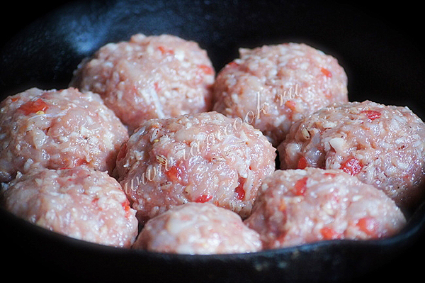 Лепим куриные тефтели