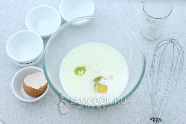 Соединить молоко, сахар и яйца