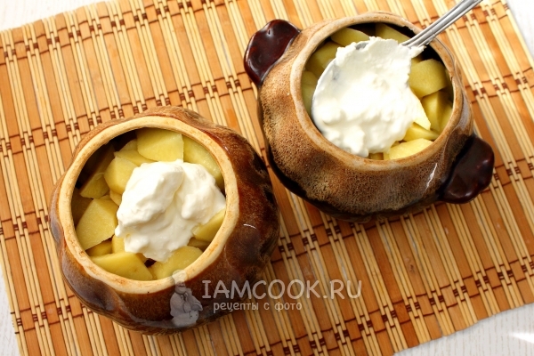 Положить картошку и сметану