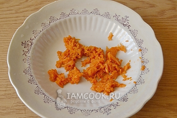 Натереть на терке морковь