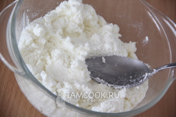 Смешать творог с сахаром