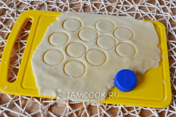 Вырезать из теста кружочки