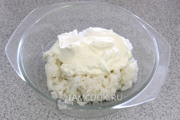 Смешать рис, сметану и сахар