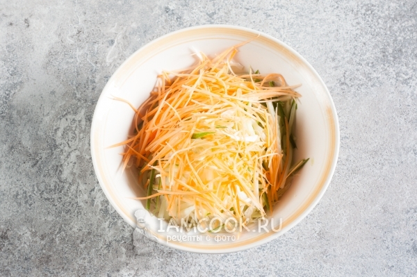 Добавить тертую морковь