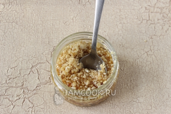 Смешать варенье с орехами