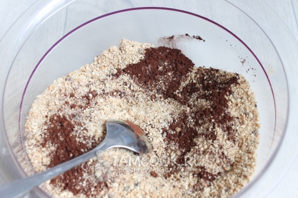 Соединить размолотое печенье с какао