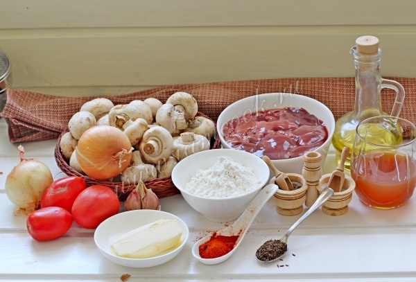 Ингредиенты для тушения куриной печени с шампиньонами