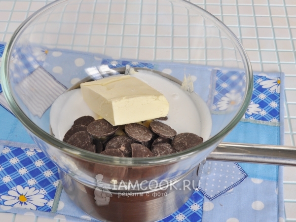 Смешать шоколад с маслом и сливками
