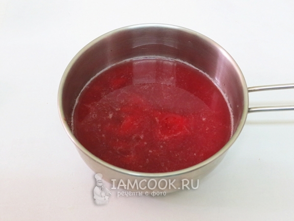 Соединить воду с фруктовым пюре