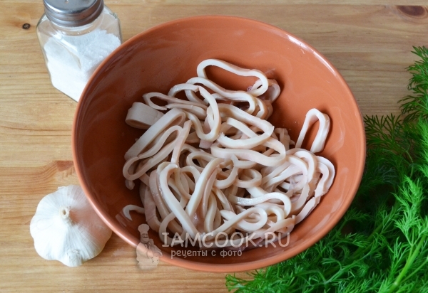 Отварить и порезать кальмара