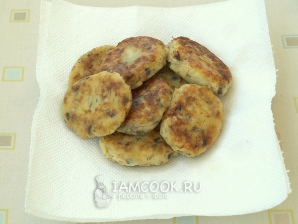 Выложить котлеты на салфетку