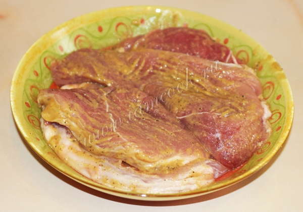 Обмазать мясо горчицей