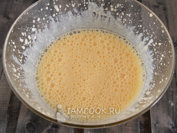 Взбить яйца с сахаром и кефиром