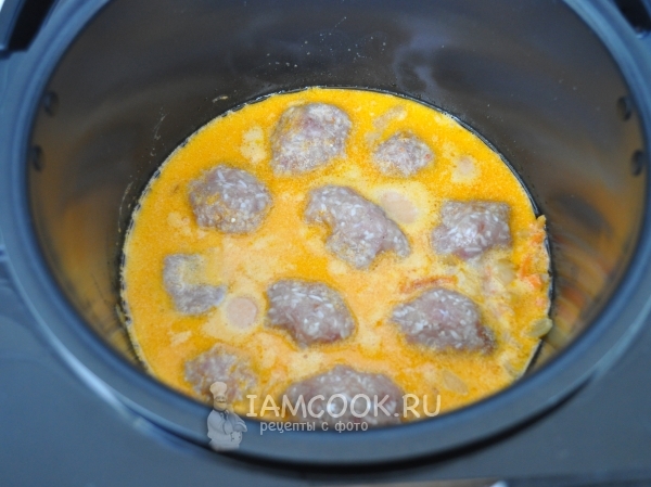 Положить ежиков в сметану с водой