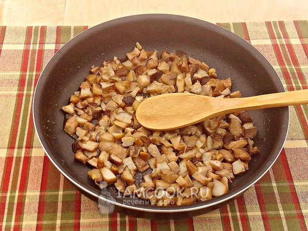 Положить грибы