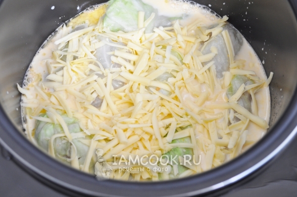 Добавить соус и сыр