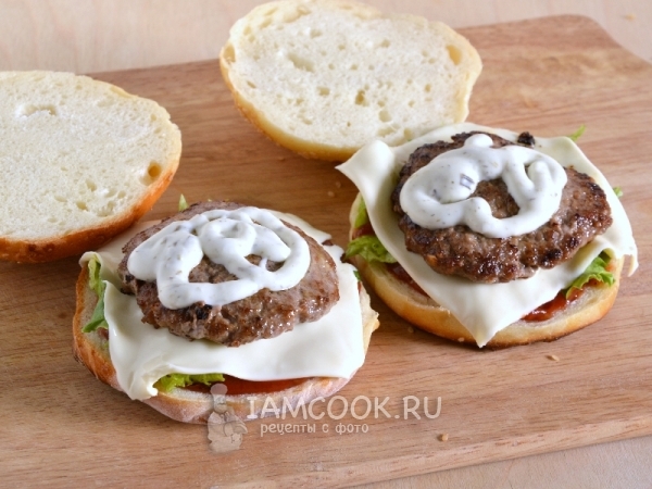 Положили сыр, котлету