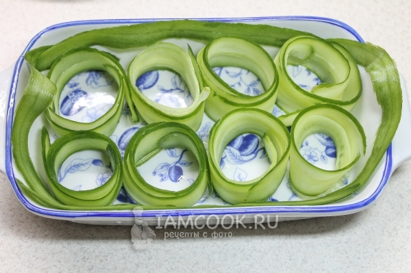 Сформировали бочёнки из огурцов