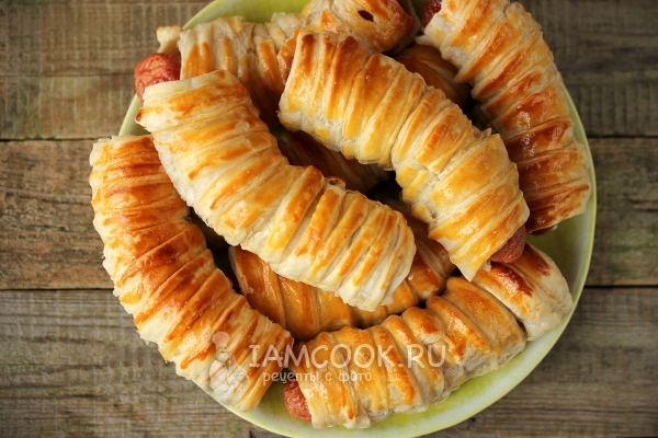 Запечь сосиски в тесте