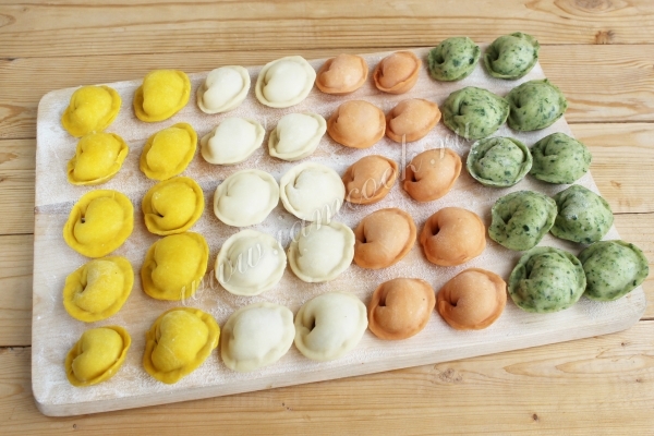 Цветные пельмени на доске