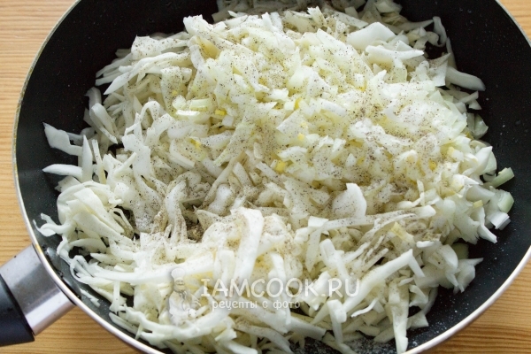 Пожарить лук с капустой