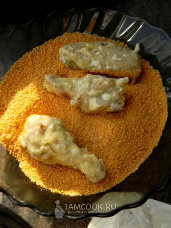 Обвалять крылышки в сухарях