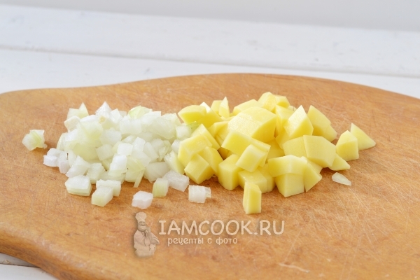 Порезать лук и картофель