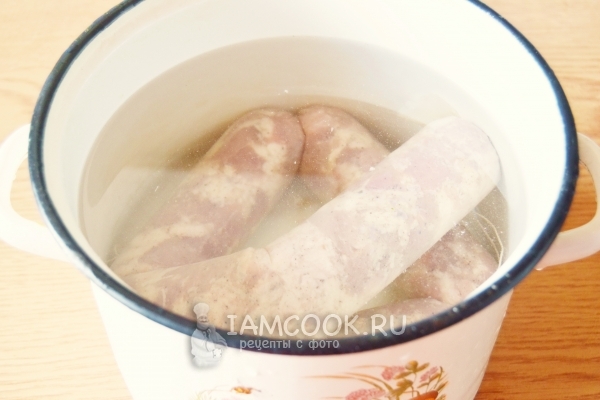 Положить ветчину в кастрюлю с водой