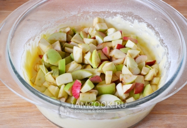 Положить яблоки в тесто