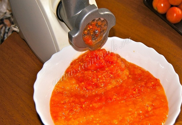 Прокручиваем помидоры через мясорубку