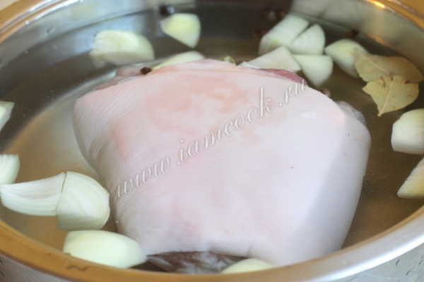 Рулька свиная в воде