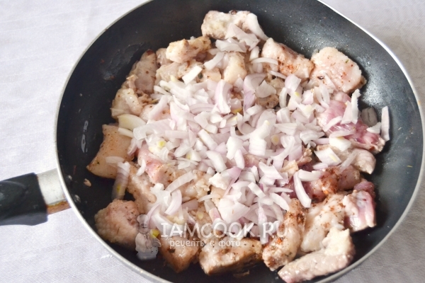 Положить лук к мясу