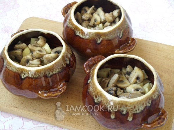 Положить в горшочки картофель и грибы