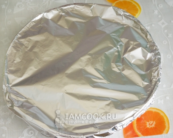 Накрыть форму фольгой