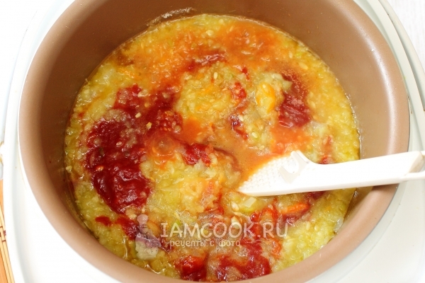 Положить томатную пасту, соль, перец и сахар