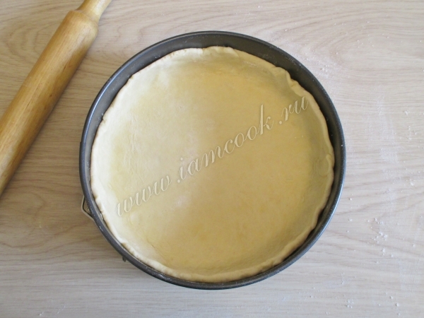 Уложить тесто в форму