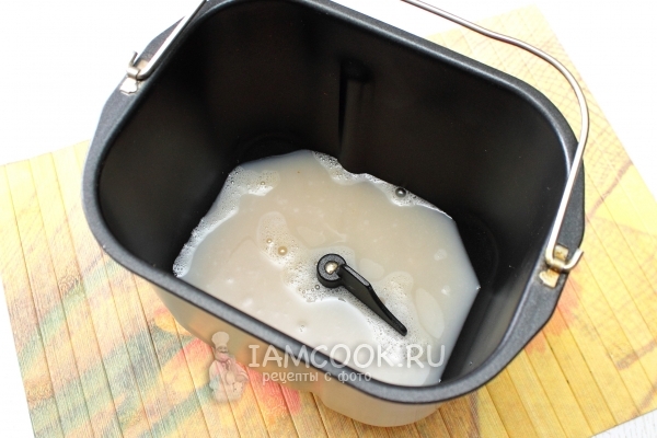 Смешать воду, яйца и соль