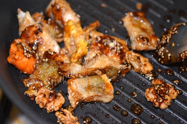 рыба с орехами на сковороде-гриль