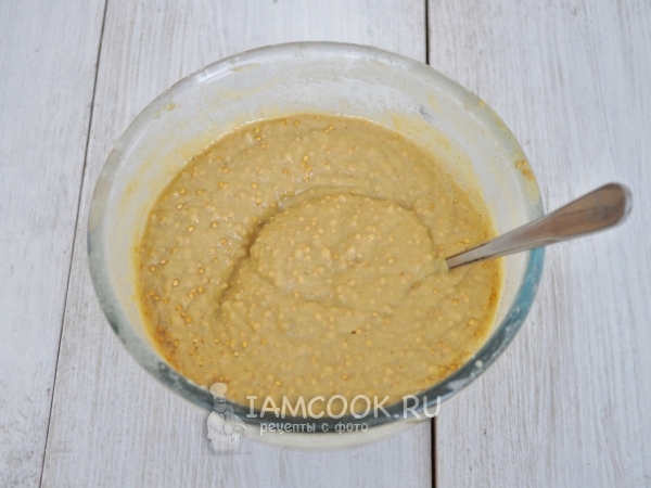 Влить горячую воду и уксус с маслом