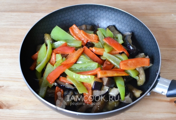 Соединить перцы и баклажаны