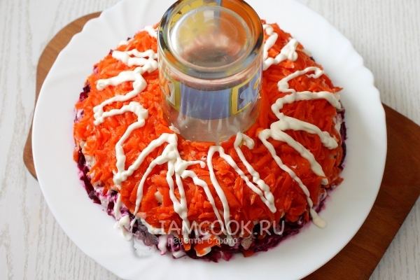 Выложить слой моркови