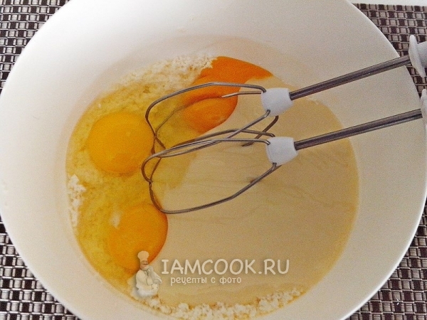 Смешать творог, сгущенку и яйца